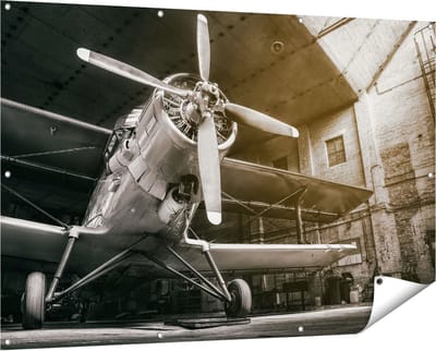 Gards Tuinposter Oud Vliegtuig in een Hangar - Zwart Wit - 150x100 cm - Tuindoek - Tuindecoratie - Wanddecoratie buiten - Tuinschilderij