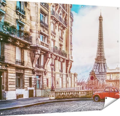 Gards Tuinposter Eiffeltoren in Parijs met een Rode Kever Auto - 150x120 cm - Tuindoek - Tuindecoratie - Wanddecoratie buiten - Tuinschilderij