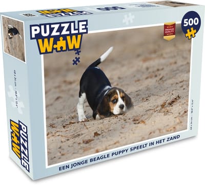 Puzzel Een jonge Beagle puppy speelt in het zand - Legpuzzel - Puzzel 500 stukjes