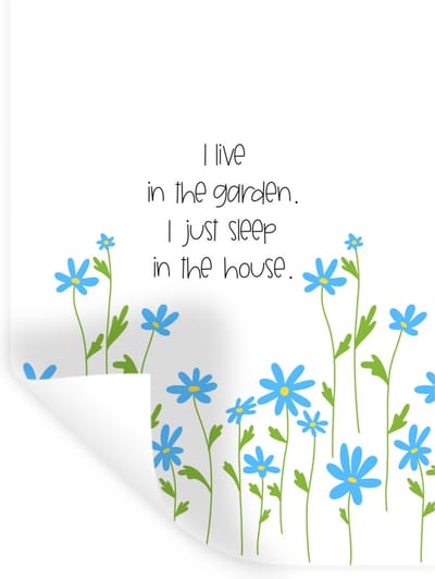 Muurstickers - Sticker Folie - Quotes - Spreuken - I live in the garden I just sleep in the house - 30x40 cm - Plakfolie - Muurstickers Kinderkamer - Zelfklevend Behang - Zelfklevend behangpapier - Stickerfolie