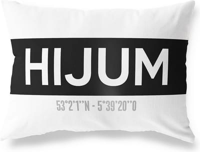 Tuinkussen HIJUM - FRIESLAND met coördinaten - Buitenkussen - Bootkussen - Weerbestendig - Jouw Plaats - Studio216 - Modern - Zwart-Wit - 50x30cm