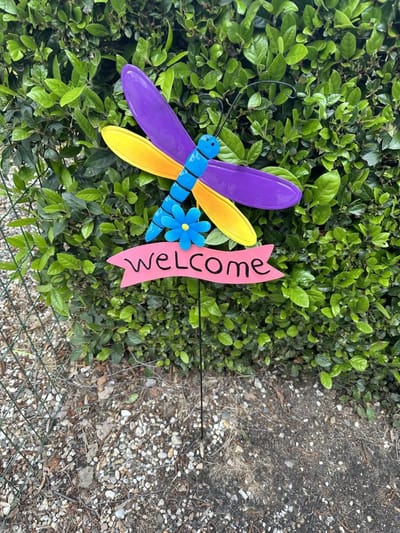Metalen tuinsteker " libelle + welcome " - paars & geel + meerkleurig - hoogte 80 x 25 x 27 cm - Tuinaccessoires - Tuindecoratie - Tuinstekers
