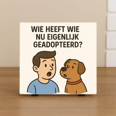 Spreuk Tegel 10,5x10,5cm – Humor Hond Tegeltje – Wie heeft wie nu eigenlijk geadopteerd? – Trendy Nu –Decoratie – Zomaar