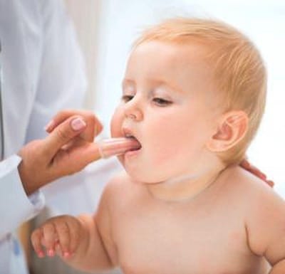 Baby tandenborstel - vingertandenborstel kindertandenborstel op vinger siliconen - Met opberg doos - 2 Stuks