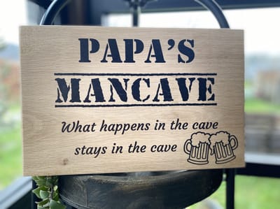 Creaties van Hier - Tekstbordje papa's mancave - What happens in the cave stays in the cave - Eikenhout - 20x30 cm