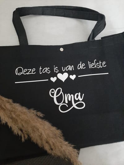 Mint11 - Vilten tas - Schoudertas liefste oma zwart - Moederdag cadeau - cadeau voor haar - verjaardagscadeau - verjaardagskado - boodschappentas -