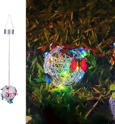ZVD Op zonne-energie werkende hangende bolvormige lamp van gaas - met kleurrijk vlinderpatroon - geschikt voor buitendecoratie in tuinen, terrassen, paden, enz. - warm wit LED-licht - 55 cm - gekleurde lampjes