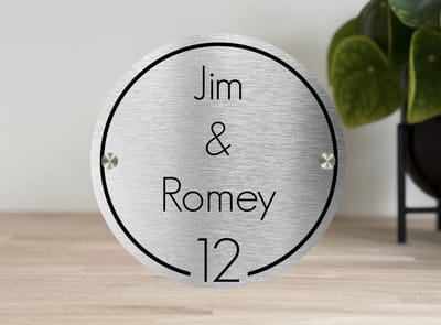 Naambordje / huisnummer voordeur | cirkel strak | rvs look | 20cm | rvs afstandhouders