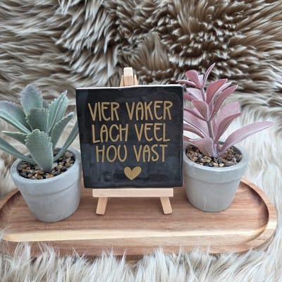 Robuust Wenstegeltje Vier vaker lach veel – Hip trendy tegeltje – 10x10 cm – Cadeau voor Nieuwe Woning, Housewarming of Gezinscadeau – Sfeervol en Persoonlijk - Vriend(in) - Zomaar – Trendy nu – Decoratief Tegeltje met Standaard – Cadeau Idee