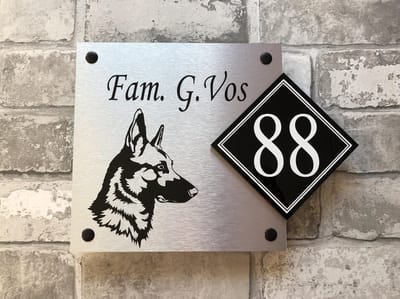 Naambordje / huisnummer voordeur met een Herders hond
