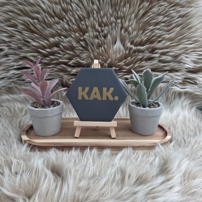 Robuust Wenstegeltje – Hip trendy tegeltje – “KAK.” – Hexagon – Humoristisch Cadeau – Trendy nu – Cadeau voor Nieuwe Woning, Housewarming of voor vriend(in) – Sfeervol en Persoonlijk – Zomaar – Decoratief Tegeltje met Standaard – Cadeau Idee