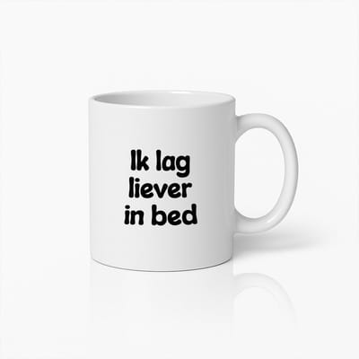 Witte Koffiemok met Grappige Nederlandse Tekst 'Ik lag liever in bed' – Gezellig en Humoristisch Cadeau voor Huismusjes
