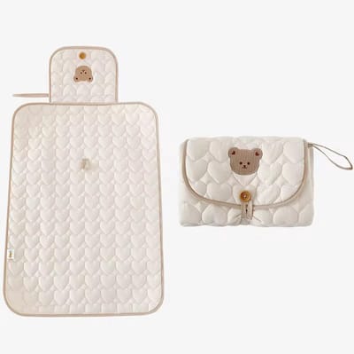 Baby Verschoonmatje met Knoopje – Beertje – Crème – Opvouwbaar & Waterbestendig – Met Opbergvakje – 87x47 cm – Luiers en Billendoekjes Handig Meenemen
