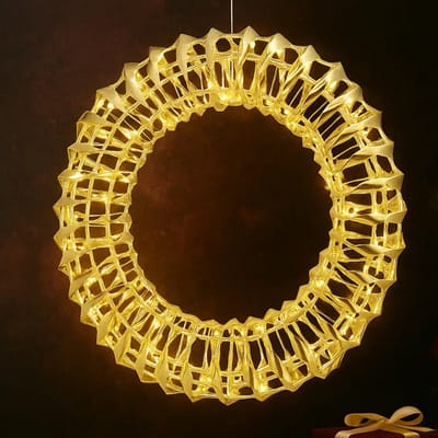Lomera Verlichte LED Kerstkrans - Gouden Krans - 30 CM Diameter - 50 Led Lampjes - Twisted Model - Microled Verlichting - Warm Wit Licht - Metalen Kerst Krans Met Timer - Werkt Op Batterijen - Deurkrans