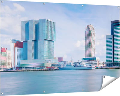 Gards Tuinposter Rotterdamse Skyline aan het Water - 150x100 cm - Tuindoek - Tuindecoratie - Wanddecoratie buiten - Tuinschilderij
