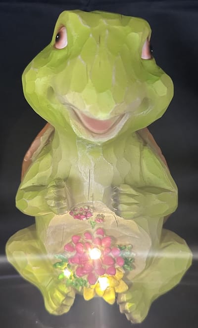 Polyresin solarlamp "Schildpad met bloem en LEDs" - meerkleurig - met LEDs - Staand model - hoogte 20 x 16 x 12 cm - Tuindecoratie - Tuinverlichting