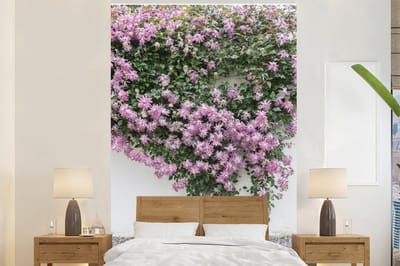 Behang - Fotobehang Klimplant met roze bloemen - Breedte 145 cm x hoogte 220 cm