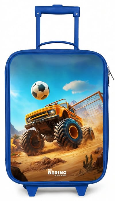 NoBoringSuitcases.com® - Kinderkoffer blauw - Kindertrolley jongen - Monstertruck scoort goal in woestijnstadion - Koffer kind lichtgewicht - Reiskoffer trolley voor kinderen - Koffertje met lichtgevende wieltjes - Rolkoffer