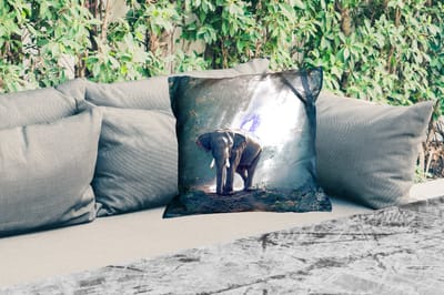 Buitenkussen Weerbestendig - Olifant - Dieren - Licht - Bos - Natuur - Wilde dieren - 50x50 cm