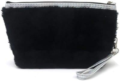 Een heerlijk zacht fluffy make-up tasje met polsbandje 24x13x8cm. Fijn om je lipstick, nagelknipper, tandenborstel, tandpasta of bijv. deo in te doen. Handig om neer te zetten naast de spiegel of om mee te nemen. Leuk voor jezelf of als cadeau.