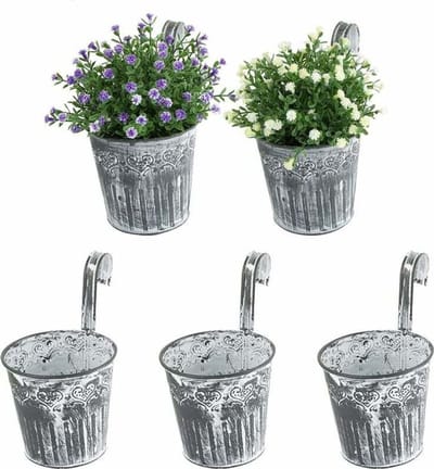 LISM-Vijf vintage-stijl hangende bloempotten van smeedijzer met haken en handvatten.