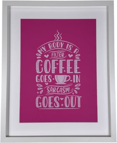 Lijst met grappige koffie quote - witte lijst met passe-partout "My body is a filter - coffee goes in, sarcasm goes out" - voor iedere koffieliefhebber of barista - witte letters op roze achtergrond - 40x50cm