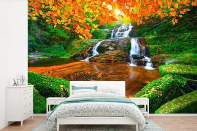 Behang - Fotobehang Natuur - Waterval - Stenen - Mos - Bladeren - Groen - Breedte 525 cm x hoogte 350 cm