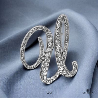 Luxe Strass | U | Letter Broche Zilverkleurig met Zirconia Steentjes – Unisex Cursieve Initialen Pin Diverse Maten Voor Heren & Dames
