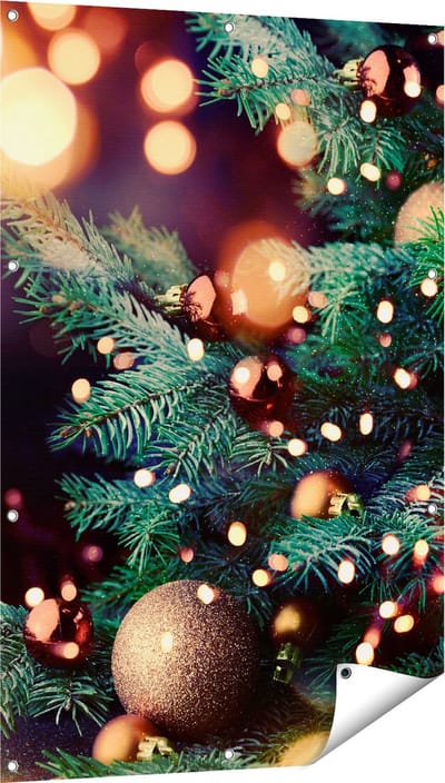 Gards Tuinposter Versierde Kerstboom met Lichtjes - 80x120 cm - Tuindoek - Tuindecoratie - Wanddecoratie buiten - Tuinschilderij