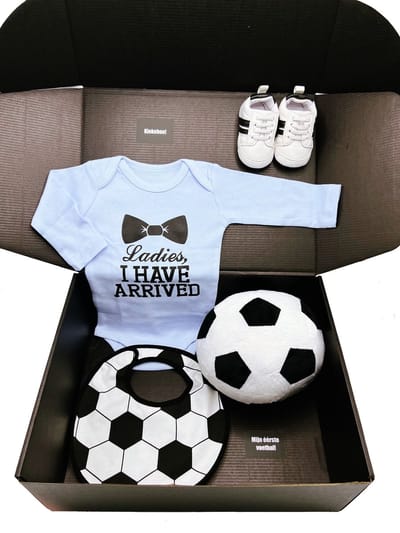 Kraamcadeau jongen, voetbal, romper, slabbetje en baby schoentjes - kan ook rechtstreeks als cadeau worden verstuurd