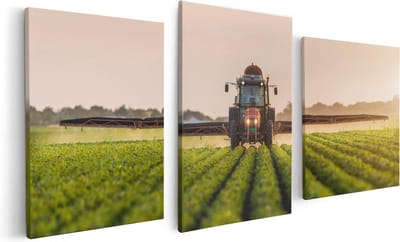Artaza Canvas Schilderij Drieluik Rode Tractor op het Veld aan het Sproeien - 120x60 - Foto Op Canvas - Canvas Print