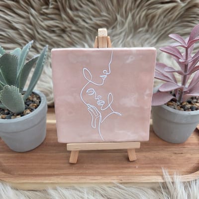 Robuust Wenstegeltje lijntekening koppel – Hip trendy tegeltje – 10x10 cm – Cadeau voor Partner, valentijn of zomaar – Stijlvol en Persoonlijk Woonaccessoire - Zomaar - Deco – Trendy nu – Decoratief Tegeltje met Standaard – Cadeau Idee