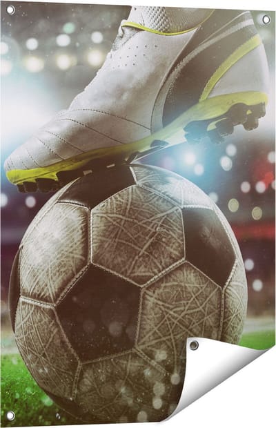 Gards Tuinposter Voetbal Aftrap met de Bal in het Stadion - 60x80 cm - Tuindoek - Tuindecoratie - Wanddecoratie buiten - Tuinschilderij
