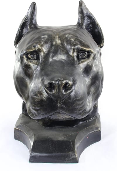 Urn en beeld voor American Staffordshire Terrier ook voor in de tuin