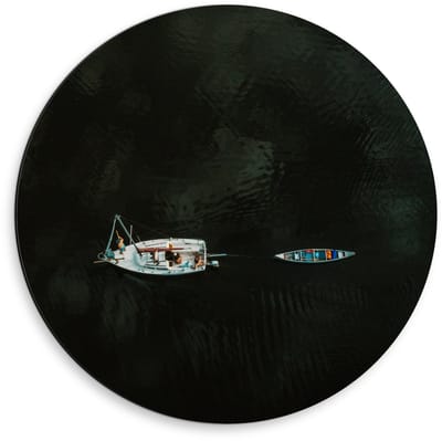 Dibond Wandcirkel - Twee Bootjes op het Water - 50x50cm Foto op Aluminium Wandcirkel (met ophangsysteem)
