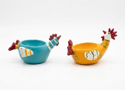 Set van 2 eierdopjes, kip, decoratieve eierhouders van polyhars, grappige kippenfiguren voor ontbijttafel en Pasen, handbeschilderd en kleurrijk in blauw en geel, landelijke stijl