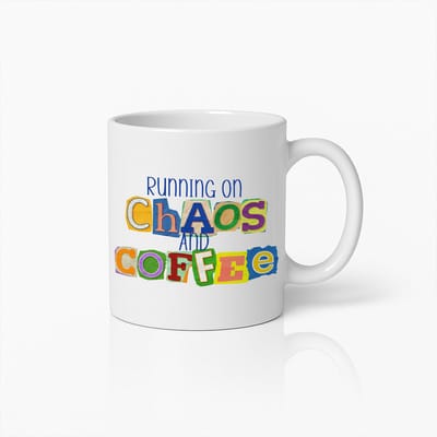 Grappige Koffiemok 330ml – Rennend op Chaos en Koffie – Kleurrijk Typografie Ontwerp – Perfect Cadeau voor Koffieliefhebbers