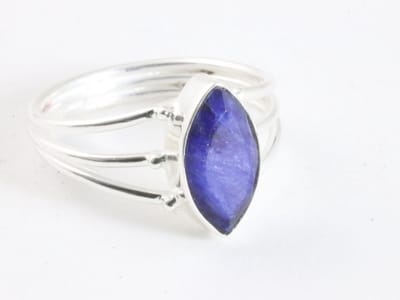Opengewerkte zilveren ring met blauwe saffier - maat 16.5