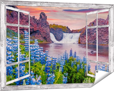 Gards Tuinposter Doorkijk Waterval met Blauwe Lupine Bloemen - 120x80 cm - Tuindoek - Tuindecoratie - Wanddecoratie buiten - Tuinschilderij