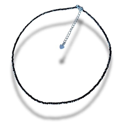 Collier - ketting - zwart - lengte 37 cm - 2 mm dik - spinel natuurstenen - gefaceteerd - met zilverkleurig verlengkettinkje 5 cm