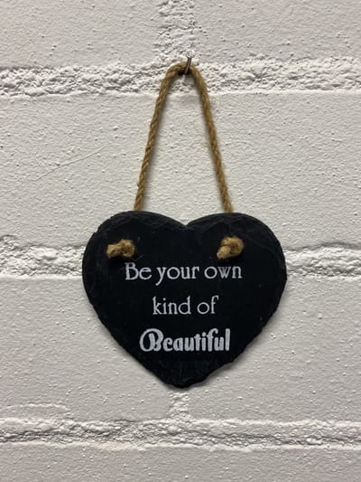 Deco leisteen met ophangkoordje - hart - Be your own kind of beautiful - 10x10 cm - Woonaccessoires