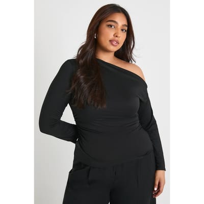 boohoo Dames Plus geraffelde zij asymmetrische off-shoulder top | Zwart | Maat: 44