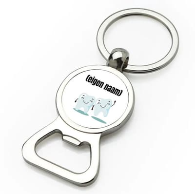 Akyol - 2 tanden flesopener - Tandarts - mondhygienist - met eigen naam - leuk cadeau voor iemand die tandarts is - cadeau - kado - 9 bij 3 cm