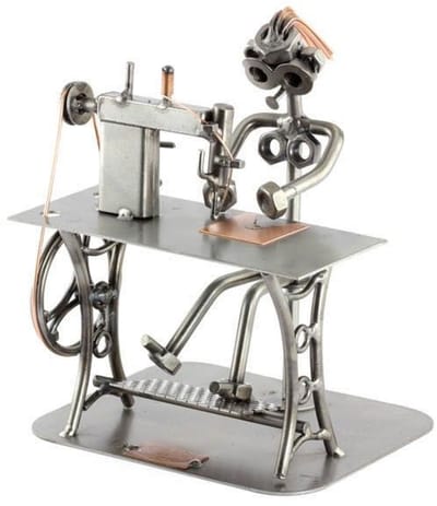 Metalen beeld - Naaister - Achter de naaimachine - Moerenbeeldje - 13x18x9 cm - by Rawa