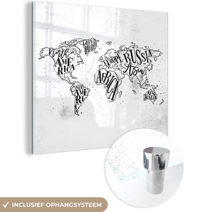 ® Glasschilderij 90x90 cm - Schilderij acrylglas - Wereldkaart - Zwart - Wit - Letters - Foto op glas - Muurdecoratie woonkamer - Wanddecoratie slaapkamer - Schilderijen