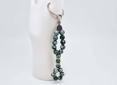 Handgemaakte Herinnering Sleutelhanger van natuursteen " Qinghai Hade" en metaal - diameter kralen 8mm - Aantal stenen 19 - Een mooi cadeau-idee en een bijzonder aandenken