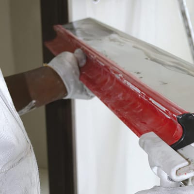 Gipsplaten gladmaken met een 40 cm skimming spatel - Professionele pleistertroffel voor duurzame afwerking en semi-flexibele gebruikservaring met ergonomisch Z-vormig handvat