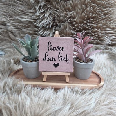 Robuust Wenstegeltje “Liever dan Lief” – 10x10 cm – Liefdevolle Wanddecoratie & Cadeau – Cadeautje vriendin – Romantische wanddecoratie – Trendy nu – Decoratief Tegeltje met Standaard – Cadeau Idee