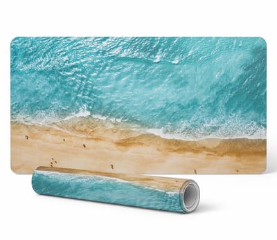 Beschermende bureauonderlegger met een afbeelding van een strand en golven vanuit de lucht, 90x45 cm