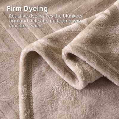 Famanu – Knuffeldeken met Chevron patroon 150 x 200 cm - warme sofadeken woondeken superzachte en knuffelige fleecedeken flanellen deken - Beige